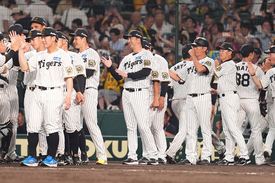 阪神ナイン【写真：小林靖】