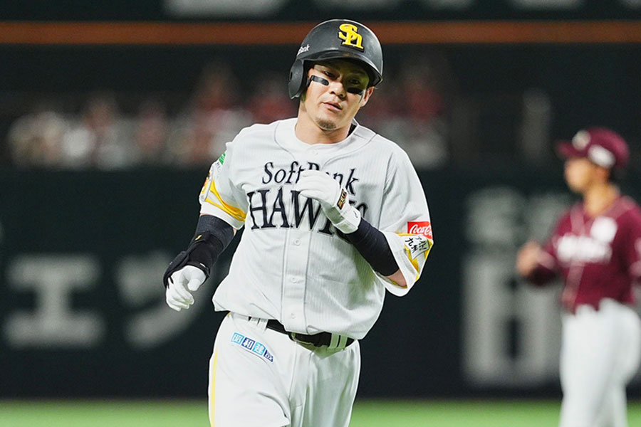 初回に5号3ランを放ったソフトバンク・牧原大成【写真：小林靖】