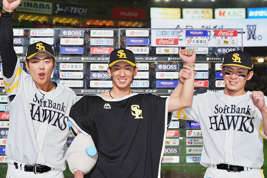 お立ち台に上がったソフトバンク・石塚綜一郎、大津亮介、牧原大成（左から）【写真：小林靖】