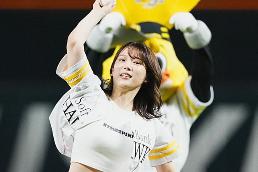 始球式に登場した内田真礼さん【写真：小林靖】