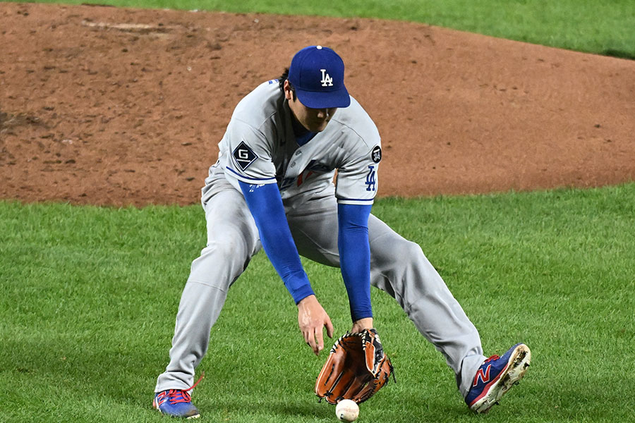 オリオールズのコーディ・マヨが放った打球を捕球するドジャース・大谷翔平【写真：ロイター】