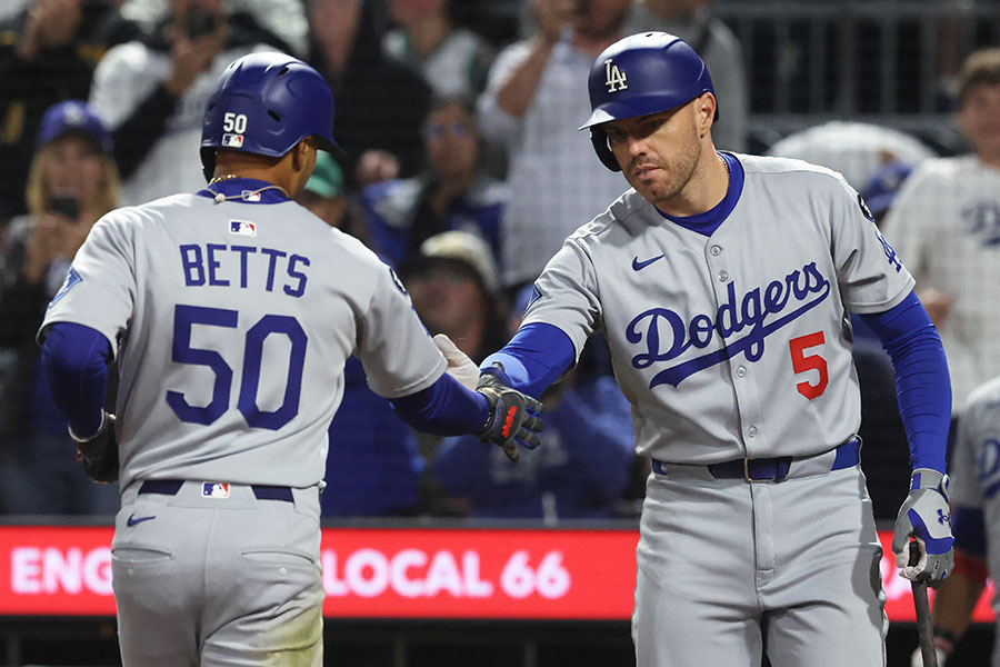 ドジャースのムーキー・ベッツ(左)とフレディ・フリーマン【写真:ロイター】