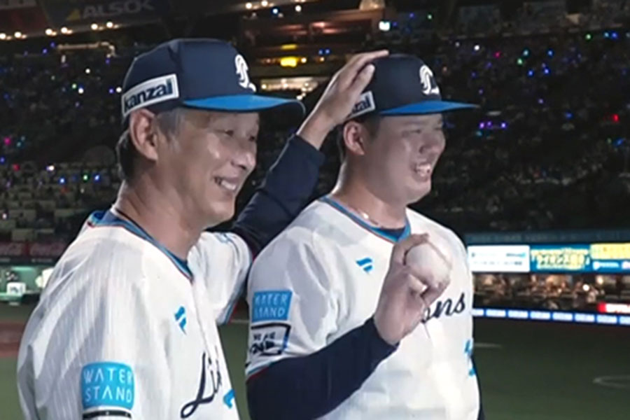 プロ初完封を挙げた西武・渡邉勇太朗（右）と西口文也監督【画像：パーソル パ・リーグTV】