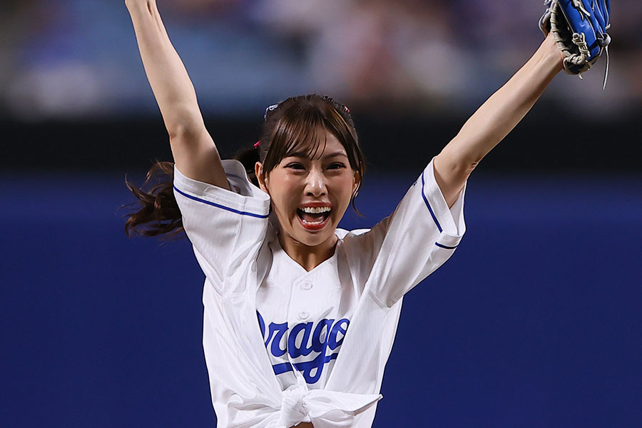 始球式に登場した「SKE48」の熊崎晴香さん【写真提供:産経新聞社】