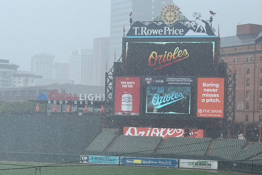 試合開始4時間前、雷雨に見舞われるオリオール・パーク・アット・カムデン・ヤーズ【写真：上野明洸】
