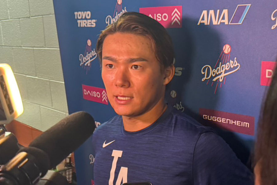 試合後、取材に応じるドジャース・山本由伸【写真：上野明洸】