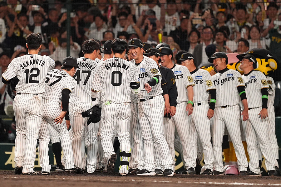 阪神ナイン【写真：小林靖】