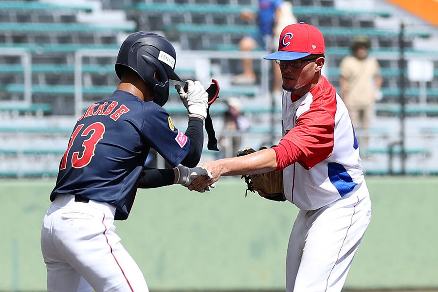 死球を与えたペントンが岡部飛雄馬に歩み寄り握手【写真:加治屋友輝】
