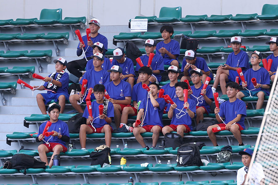 プエルトリコ代表を応援する松島中学校の野球部【写真：加治屋友輝】