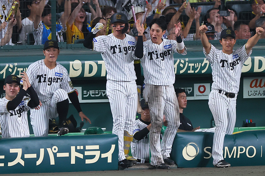 広島戦の6回、追加点に喜ぶ阪神ナイン【写真提供：産経新聞社】