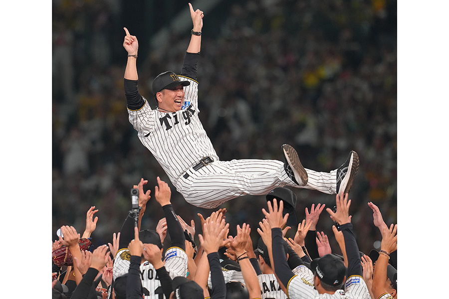 胴上げされる阪神・藤川球児監督【写真提供：産経新聞社】