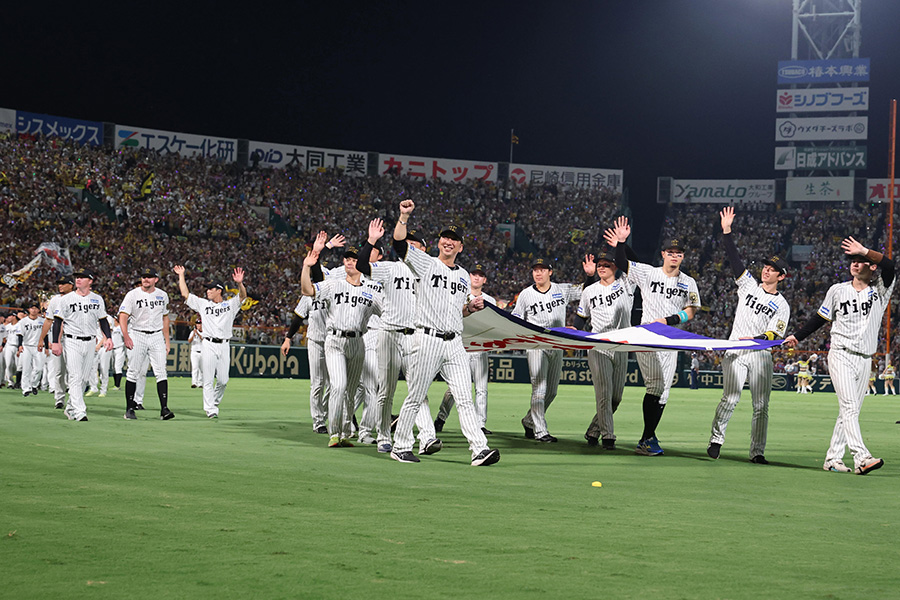 優勝し場内を一周する阪神・藤川球児監督とナイン【写真提供：産経新聞社】
