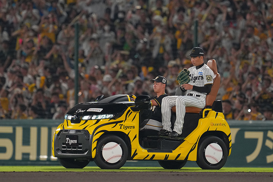 9回のマウンドに向かう阪神・岩崎優【写真提供：産経新聞社】