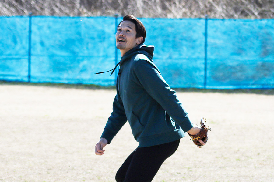 フライ捕球を実演する坂口智隆氏【写真:編集部】