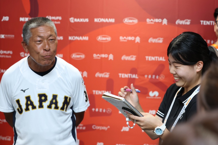 日本代表・小倉全由監督に通訳する岡彩音さん【写真：加治屋友輝】