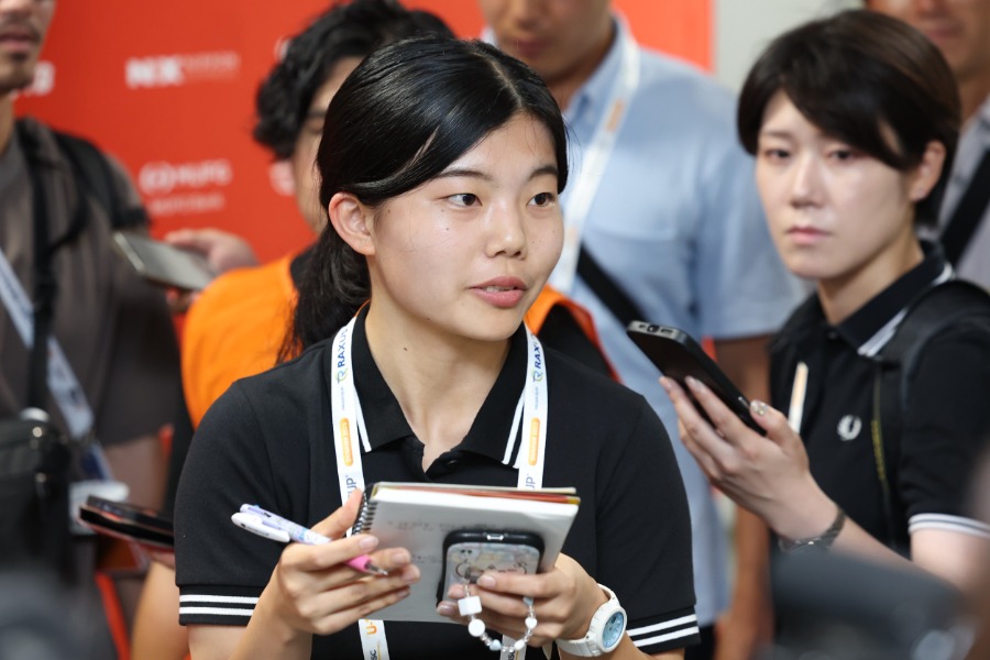 日本戦で韓国メディアの通訳を務めた岡彩音さん【写真：加治屋友輝】