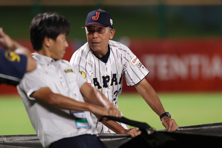 選手、スタッフと共にシートを撤去するU18日本代表・小倉全由監督【写真：加治屋友輝】