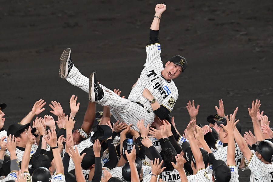 胴上げされる阪神・藤川球児監督【写真提供：産経新聞社】