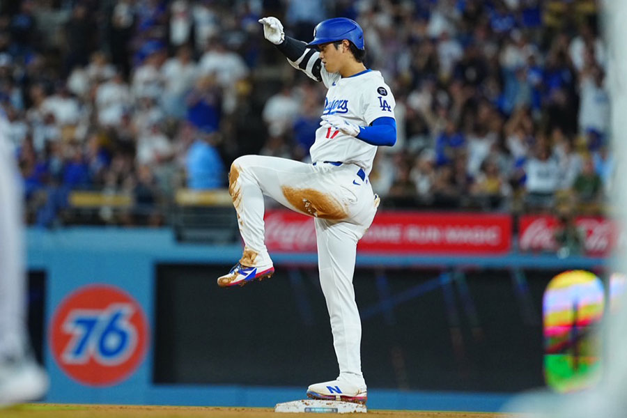 2塁打を放ちベンチにポーズするドジャース・大谷翔平【写真：荒川祐史】