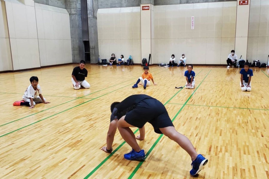 小学生を指導する湯山氏【写真：本人提供】