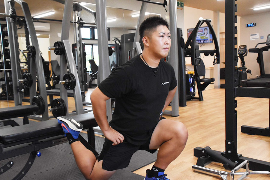 ブルガリアンスクワットを実演する湯山氏【写真：川浪康太郎】