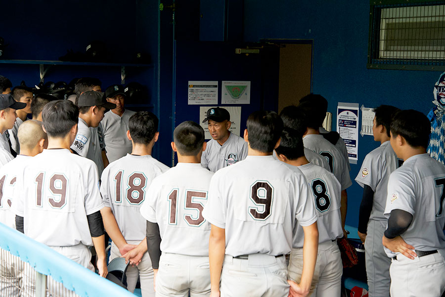 試合中ナインに指示をする吉田監督【写真：磯田健太郎】