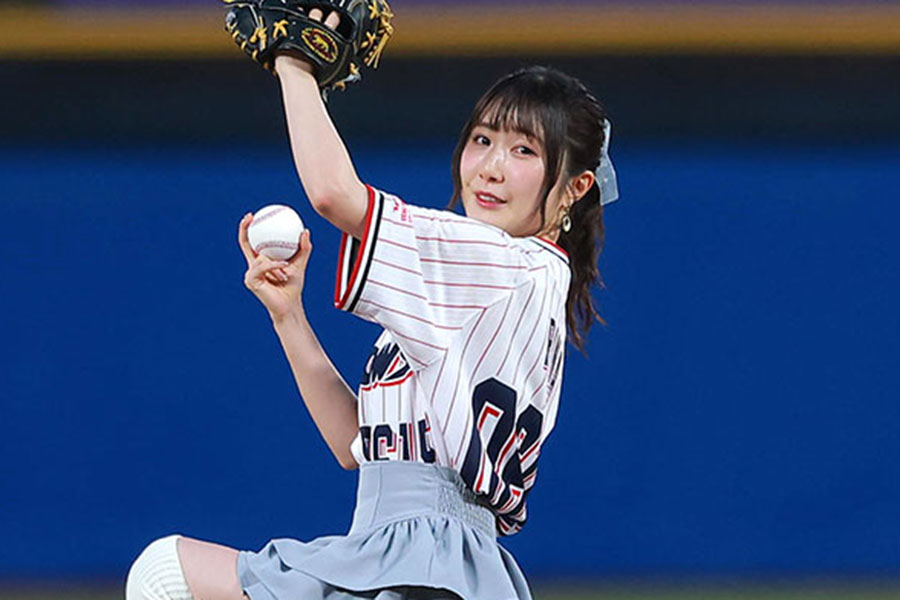 始球式に登場した声優の日高里菜さん【写真提供：産経新聞社】