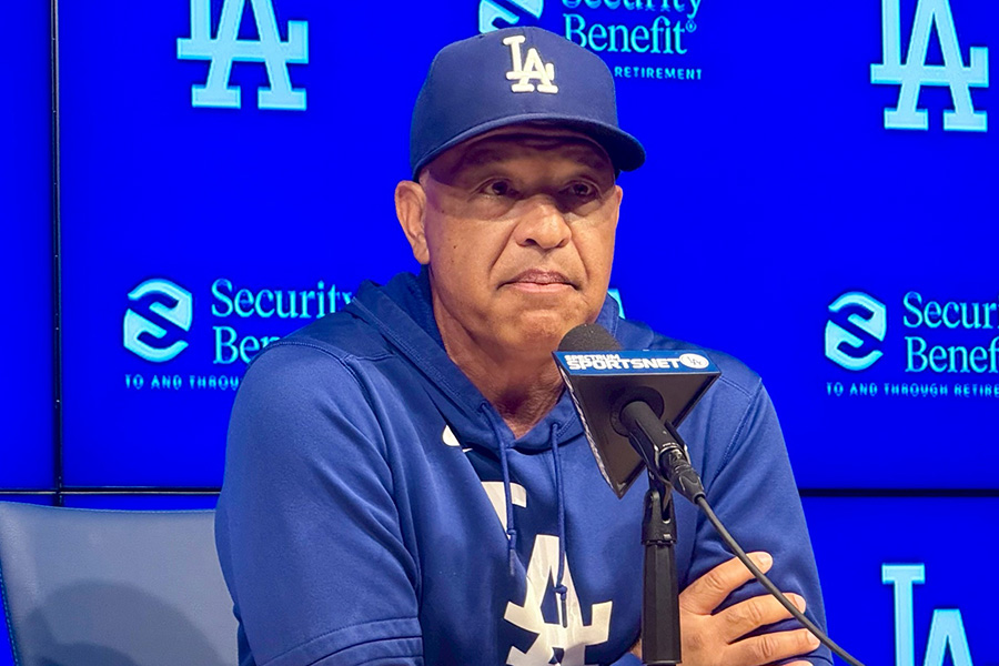 試合前、取材に応じたドジャースのデーブ・ロバーツ監督【写真：小谷真弥】