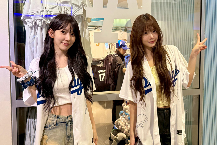 ドジャースタジアムに登場した宮脇咲良さん（左）とホン・ウンチェさん【写真：小谷真弥】