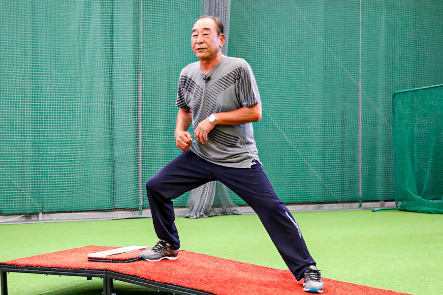 クイックを実演する佐藤義則氏【写真：編集部】