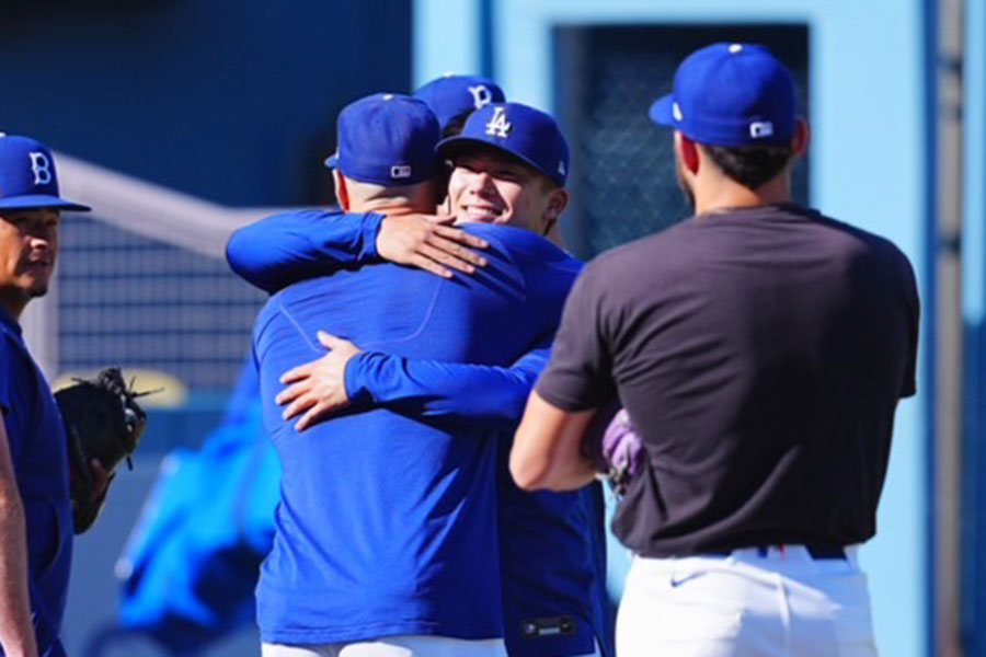 タナー・スコットとハグをする山本由伸【写真：荒川祐史】