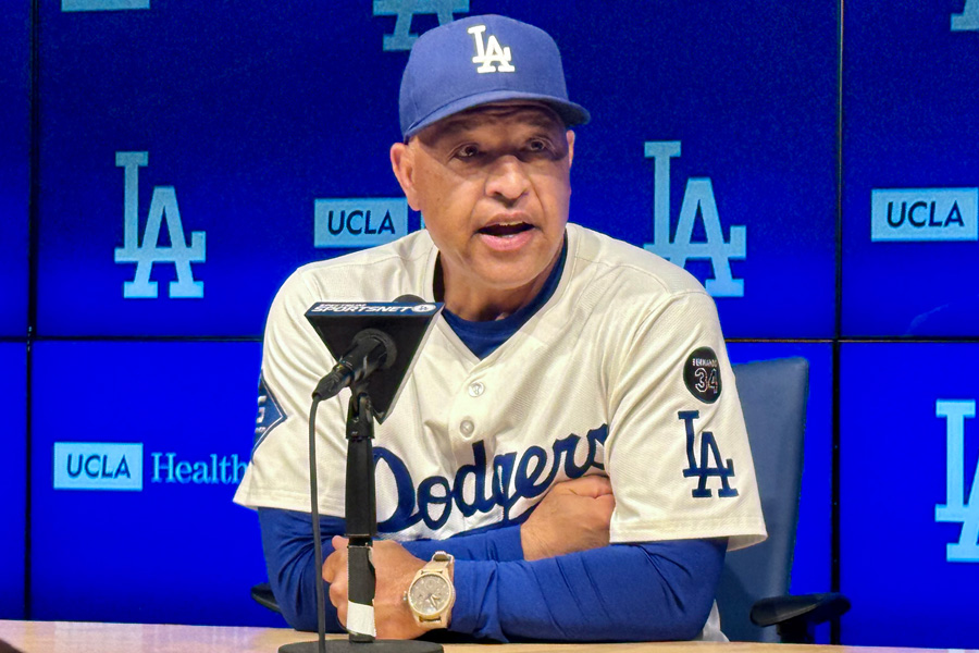 試合後、取材に応じたドジャースのデーブ・ロバーツ監督【写真：小谷真弥】　
