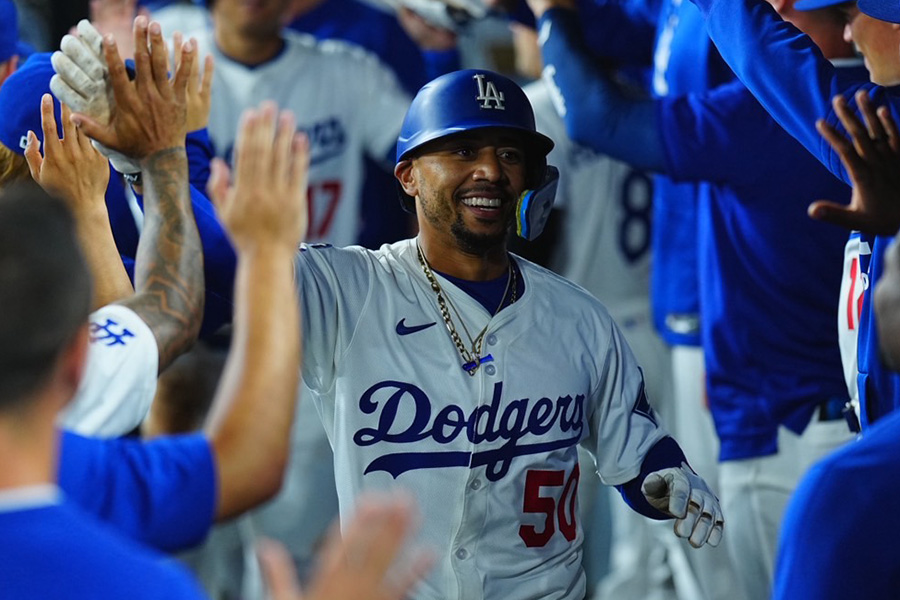 ロッキーズ戦で本塁打を放ったドジャースのムーキー・ベッツ【写真：荒川祐史】
