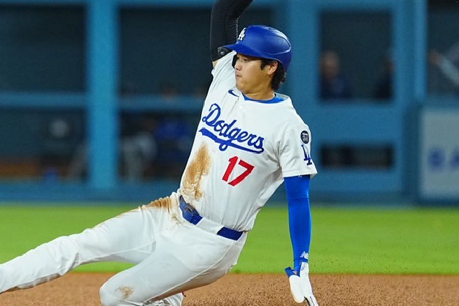 ロッキーズ戦で盗塁を決めたドジャース・大谷翔平【写真：荒川祐史】