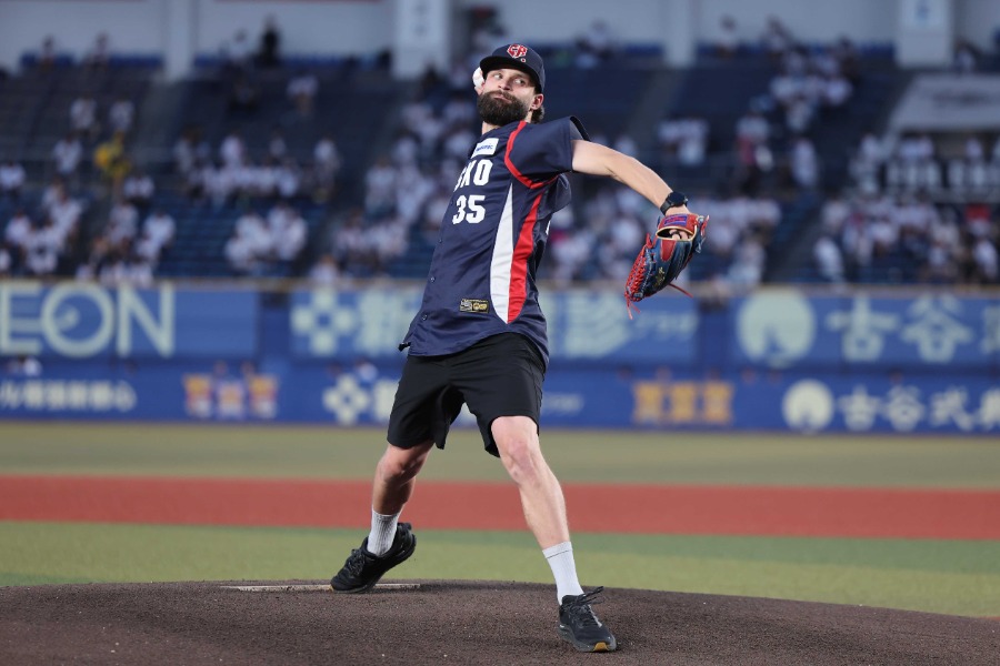 始球式に登場したチェコ代表のオンジェイ・サトリア【写真:球団提供】