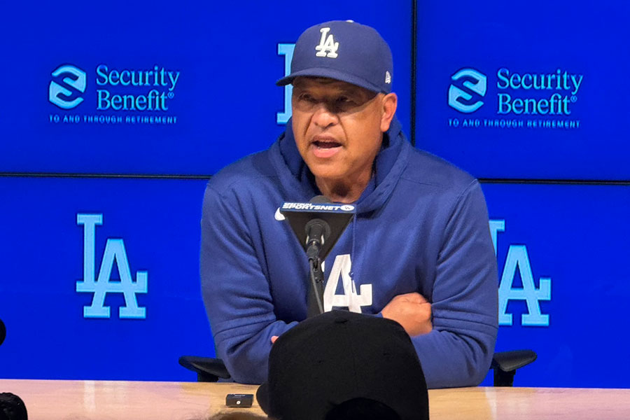 試合前、取材に応じるドジャースのデーブ・ロバーツ監督【写真：上野明洸】