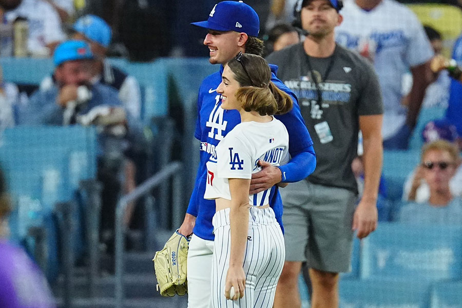 始球式に登場した女優のレイチェル・セノットさん【写真：荒川祐史】