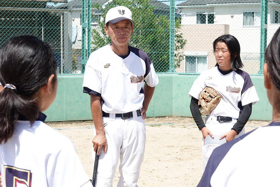 申原祐樹監督（中央）と兵庫ヴィクトリアナイン【写真：橋本健吾】
