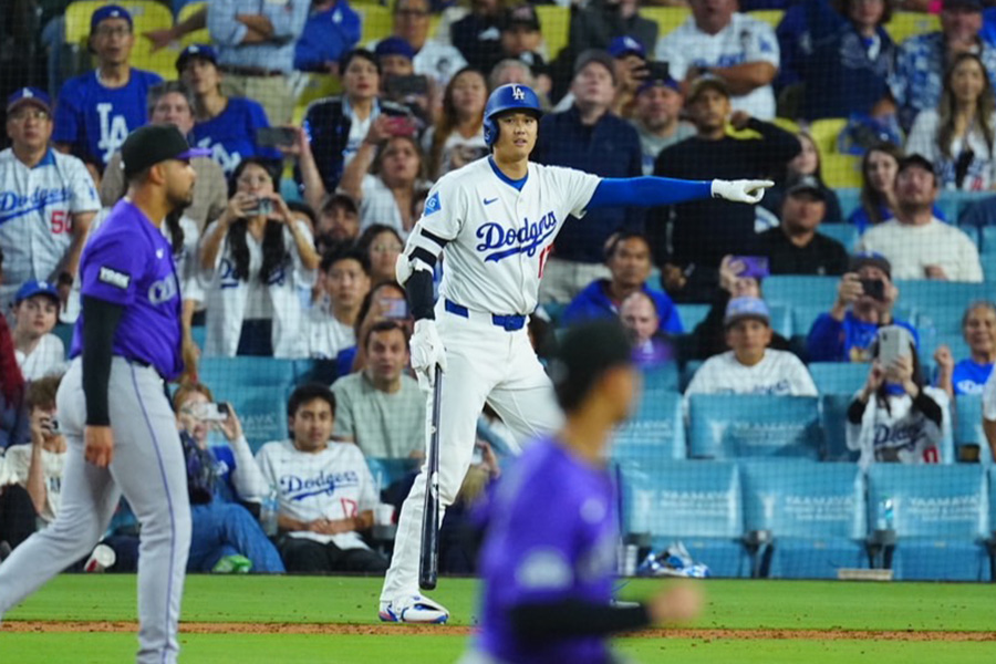 打撃妨害をアピールするドジャース・大谷翔平【写真：荒川祐史】
