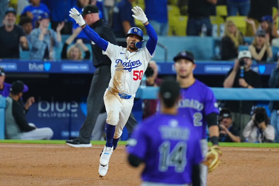 8回に満塁弾を放ったドジャースのムーキー・ベッツ【写真：荒川祐史】