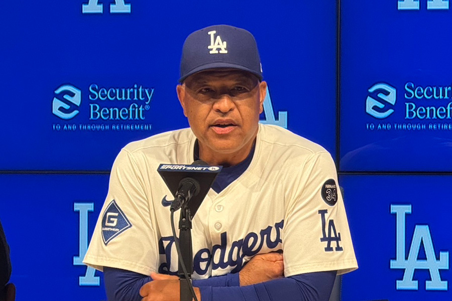 試合後、取材に応じたドジャースのデーブ・ロバーツ監督【写真：上野明洸】
