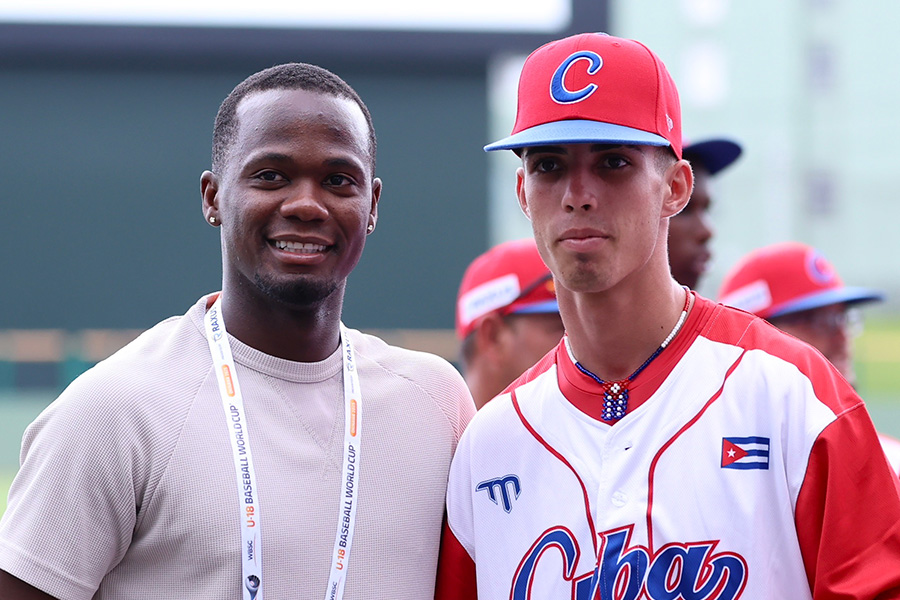 キューバ代表の激励に訪れたソフトバンクのリバン・モイネロ（左）【写真：加治屋友輝】