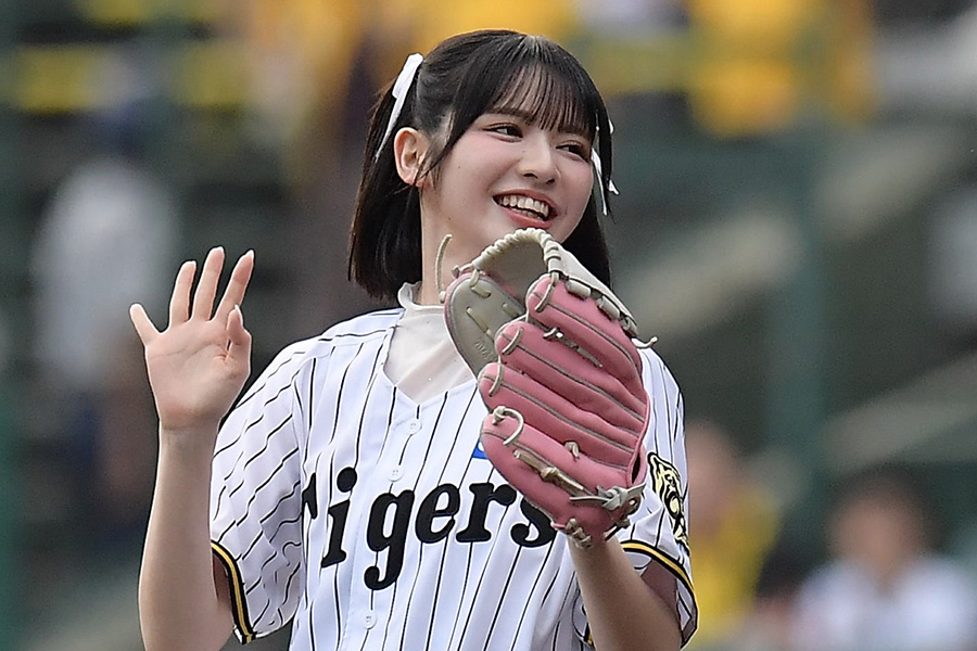 ファーストピッチに登場した「FRUITS ZIPPER」の鎮西寿々歌さん【写真提供：産経新聞社】