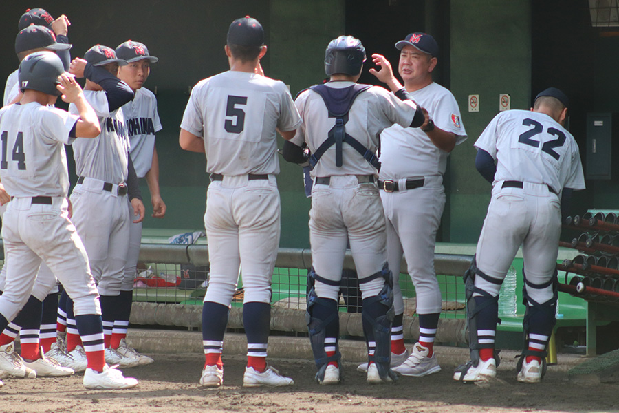 浅野戦に臨んだ横浜ナインと村田浩明監督(右から2人目)【写真:大利実】