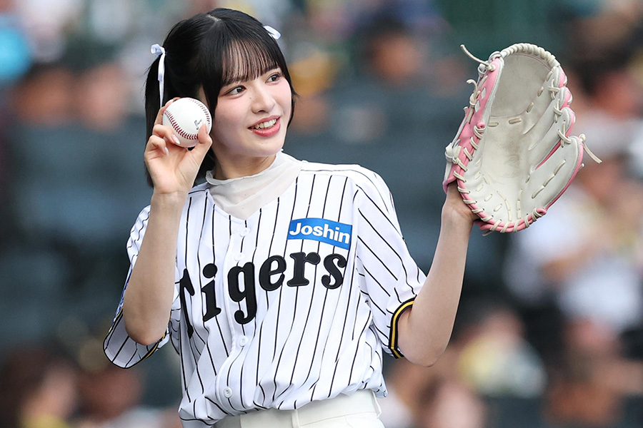 ファーストピッチに登場した「FRUITS ZIPPER」の鎮西寿々歌さん【写真提供：産経新聞社】