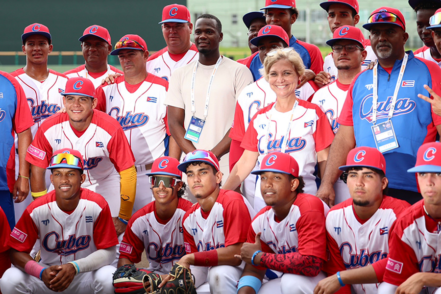 キューバー代表と記念写真を撮るモイネロ【写真：加治屋友輝】