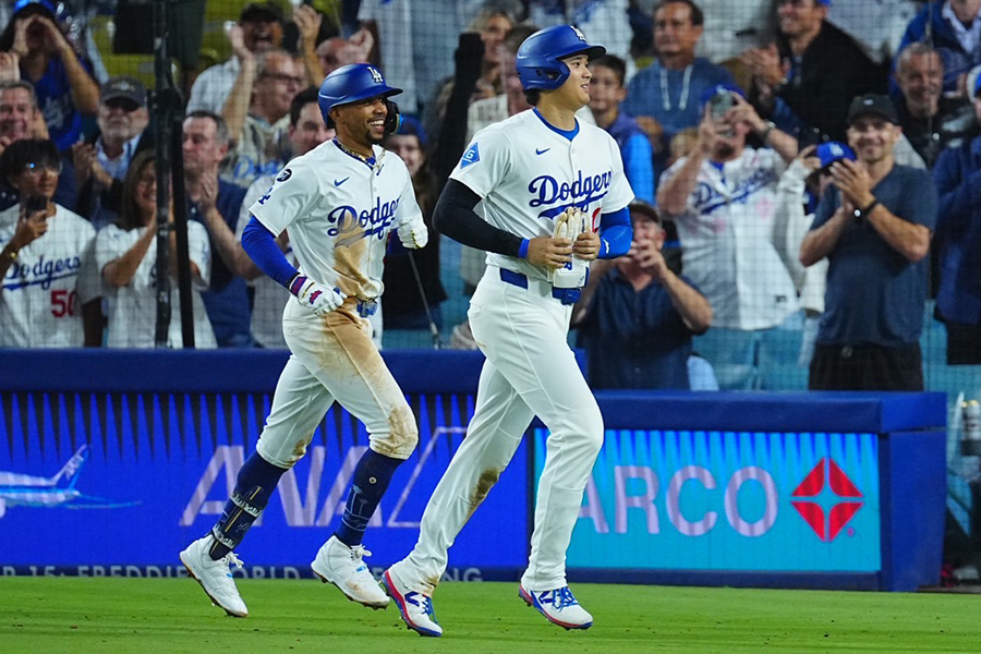 ロッキーズ戦に出場したドジャース・大谷翔平（右）とムーキー・ベッツ【写真：荒川祐史】