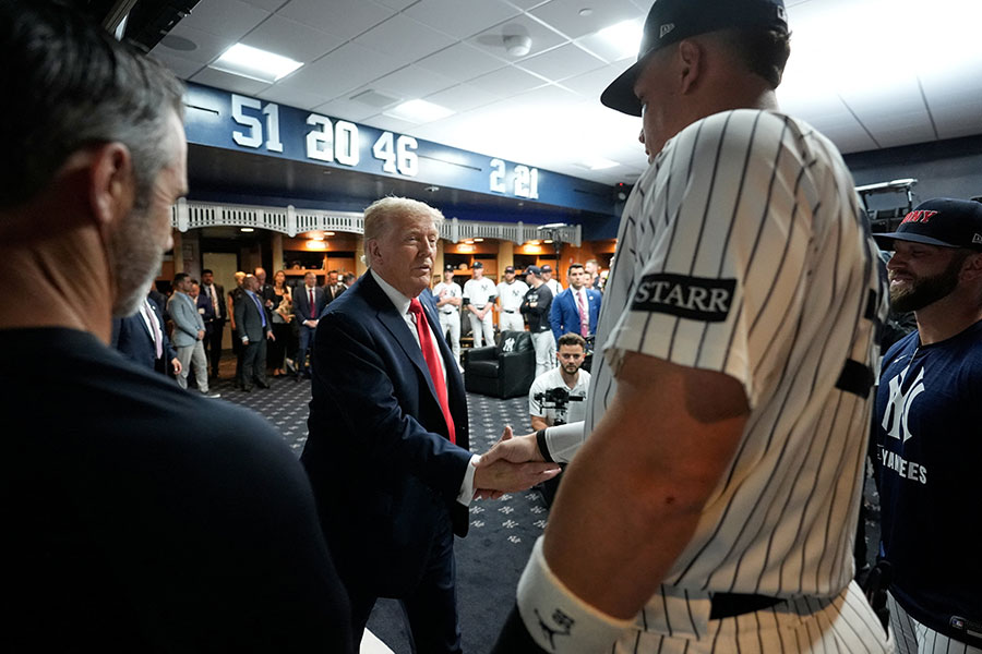 ヤンキースのアーロン・ジャッジ（右）と握手するドナルド・トランプ米大統領【写真：アフロ】