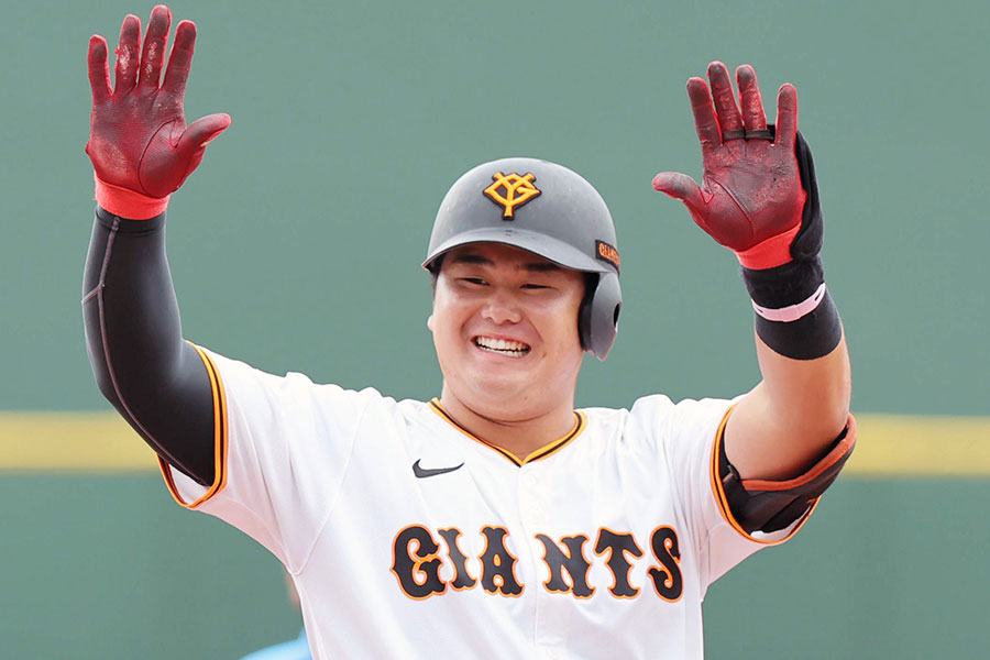 塁上で笑みを浮かべる巨人・竹下徠空【写真：アフロ】