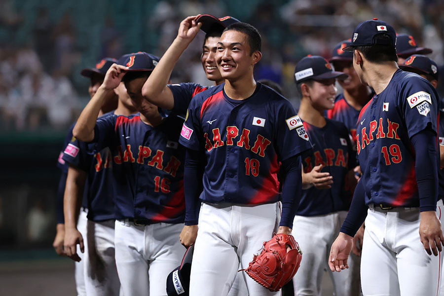 米国代表に勝利しスタンドに挨拶する日本代表ナイン【写真：加治屋友輝】